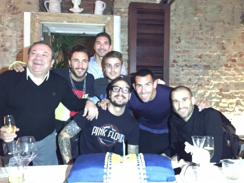 Nella foto che l&#39;attaccante dell&#39;Inter ha pubblicato su Twitter si riconoscono gli argentino Tevez e Palacio. Ma...